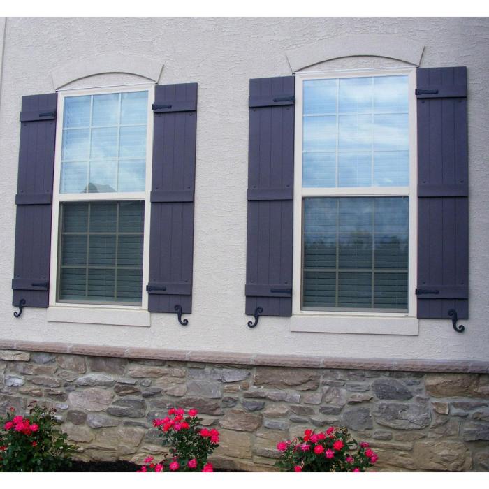 How to decorate exterior windows using shutters