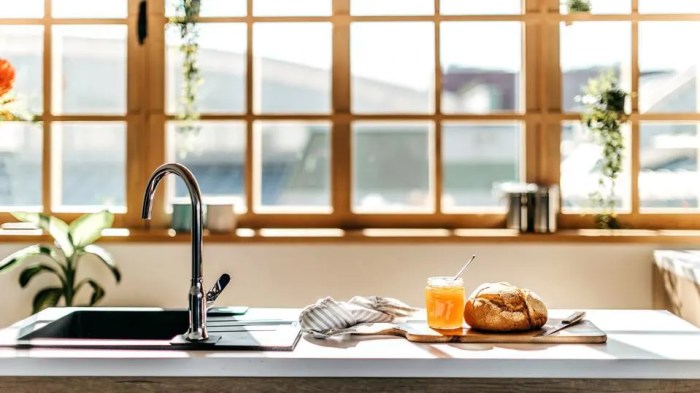 How to decorate a small kitchen window