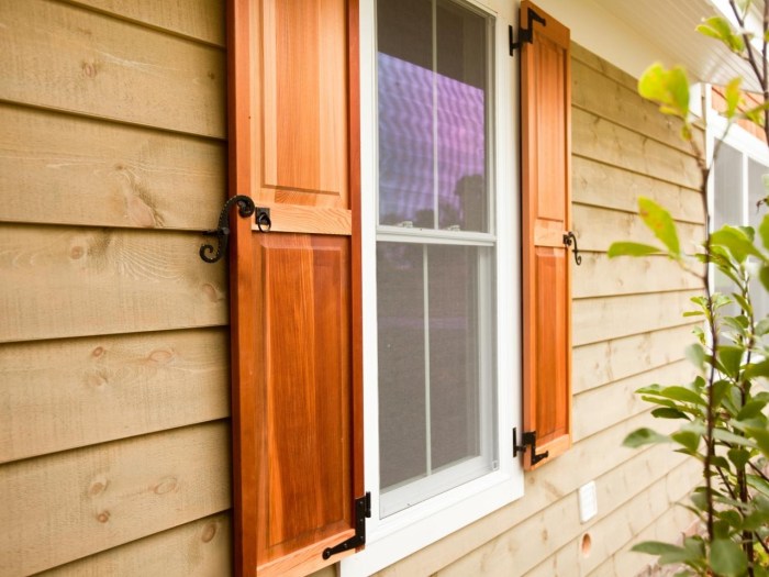 How to decorate exterior windows using shutters